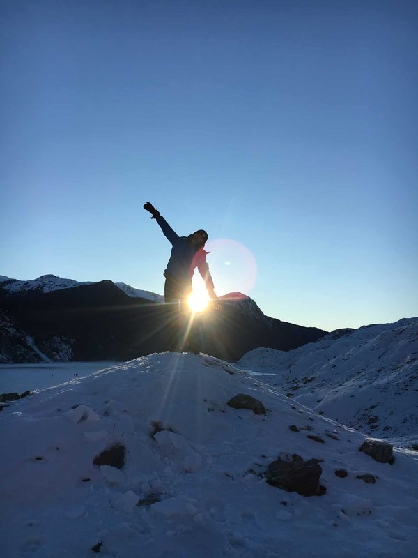 Wie kann man eine körperbetonte Silhouette mit Boyfriend-Jeans erzeugen?